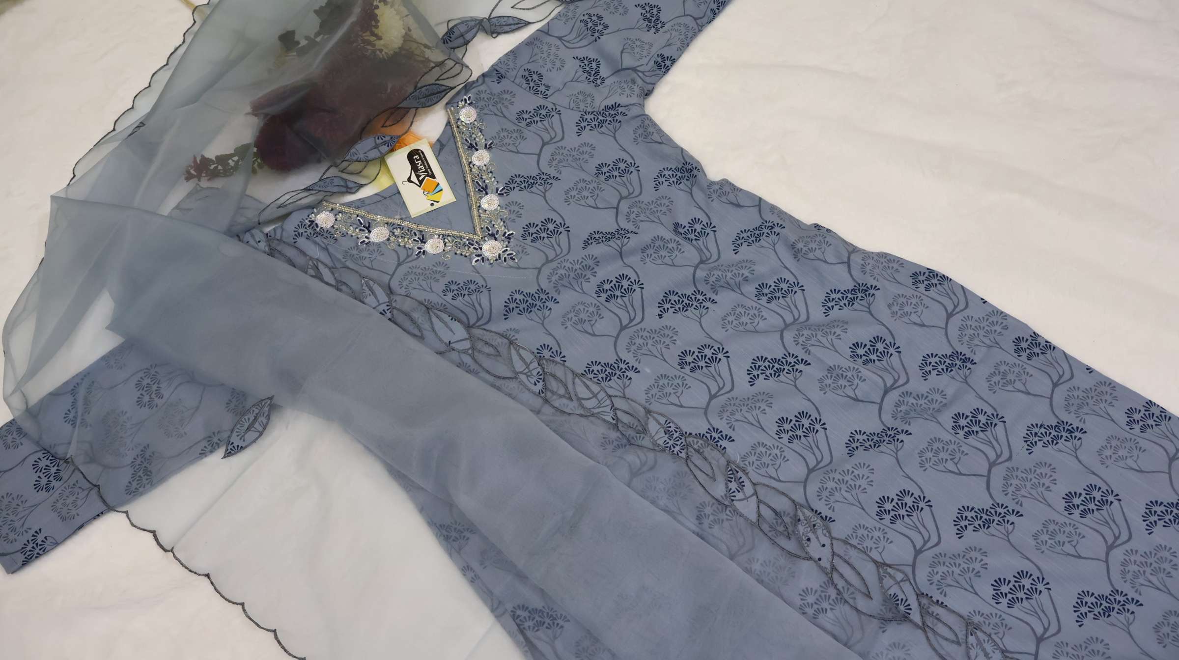 Kurta with Organza Dupatta & Appliqué Work